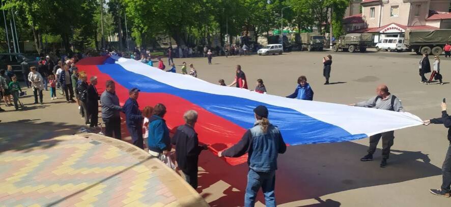 В Волновахе развернули огромный российский флаг