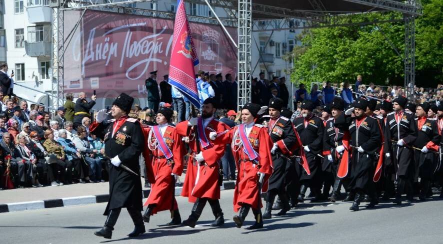 В параде Победы в Новороссийске участвовали более 1,8 тысяч человек