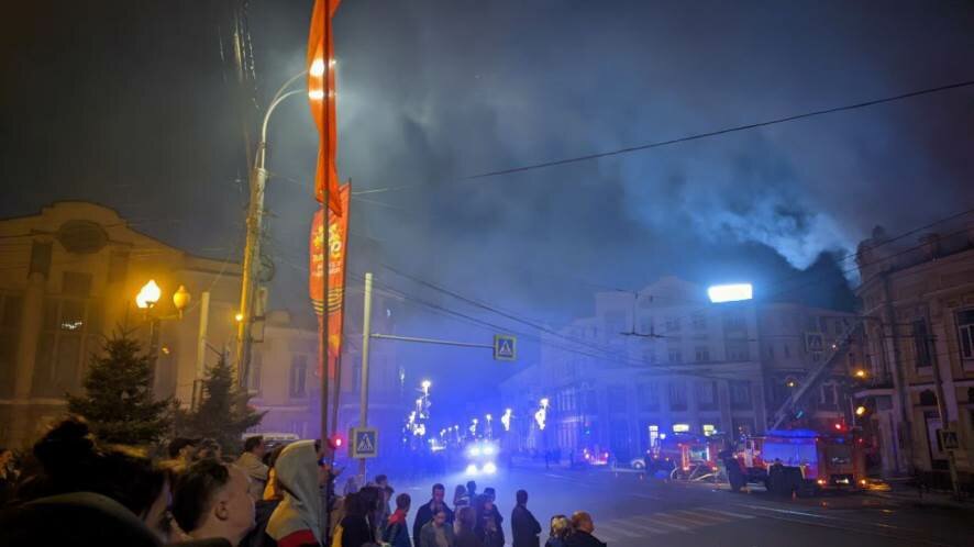 Огонь с горящего в Иркутске здания перекинулся на ТЮЗ