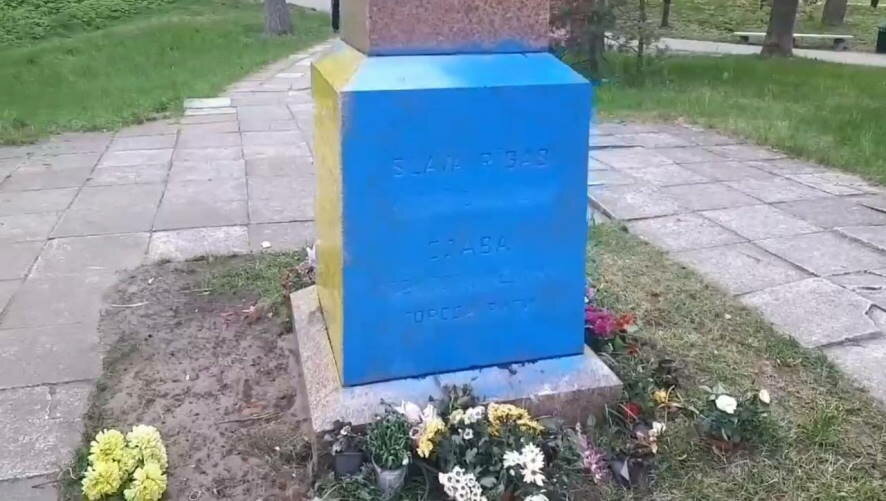 Возбуждено уголовное дело по факту повреждения памятника советским солдатам в Латвии