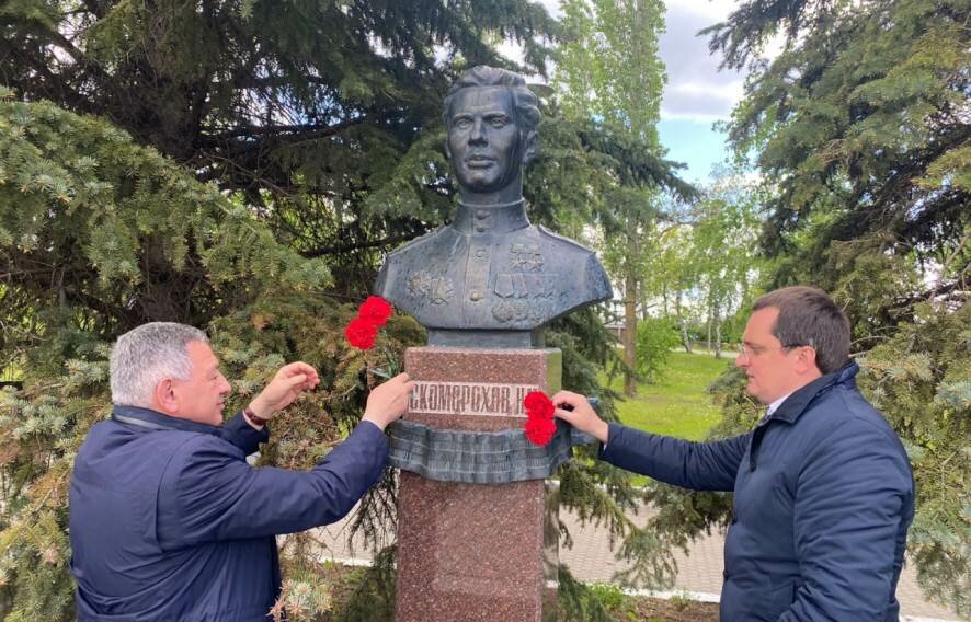 В Саратове к бюсту дважды Героя Советского Союза Николая Скоморохова возложили цветы