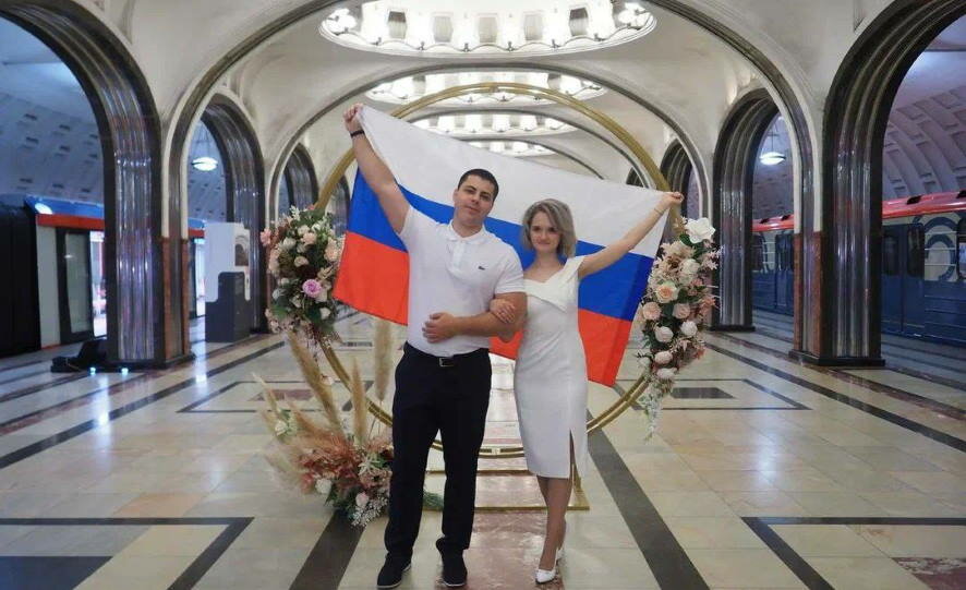 В Москве открыли сезон летних свадеб на станции «Маяковская»