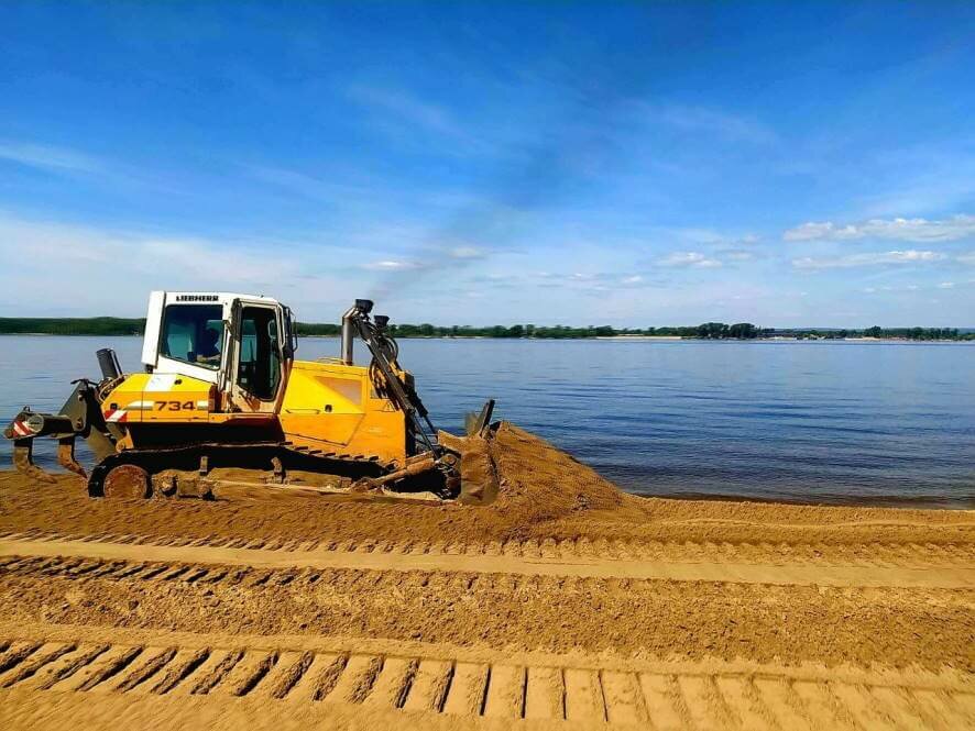 На городских пляжах Самары стартовали работы по планировке завезенного песка
