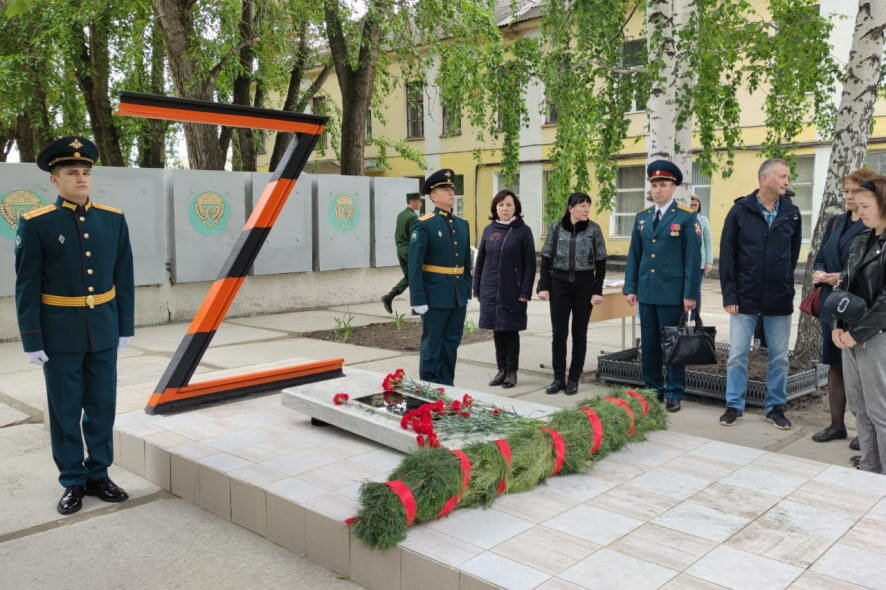 В Екатеринбурге в День России открыли памятник в виде символа Z, посвященный участникам специальной военной операции