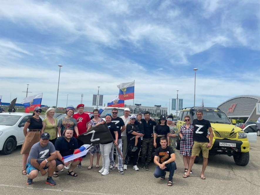 200 автомобилистов Краснодара приняли участие в автопробеге в честь Дня России