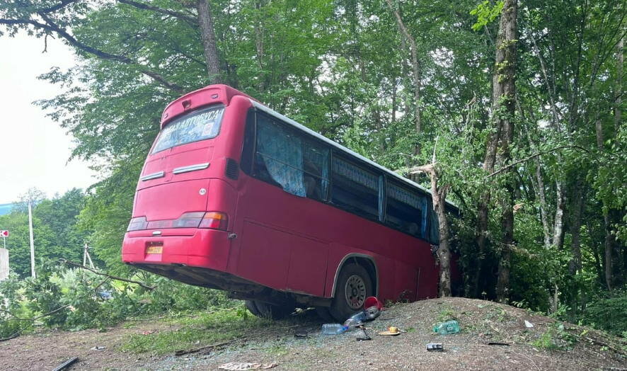 В Апшеронском районе Кубани автобус врезался в дерево и съехал в кювет