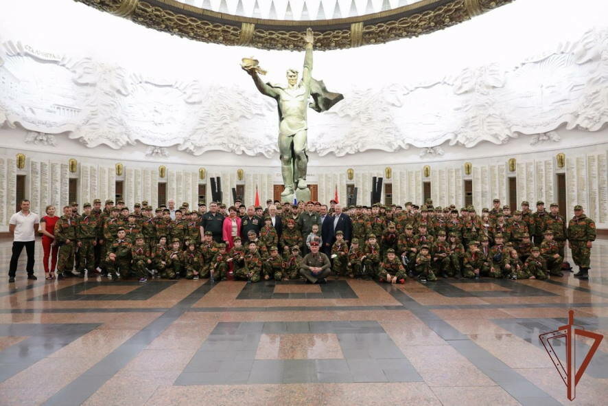 100 детей военнослужащих и сотрудников Росгвардии отправились на военно-патриотические сборы в Московской области