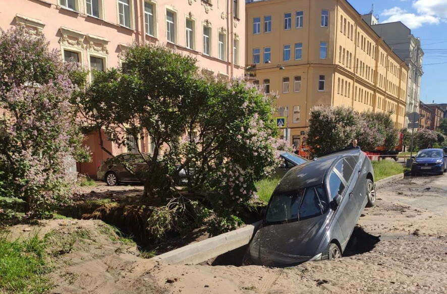В центре Санкт-Петербурга автомобиль провалился под землю