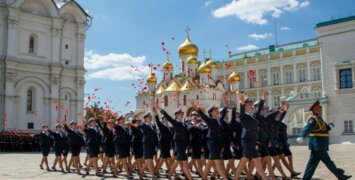 Суворовцы и выпускницы Пансиона воспитанниц Минобороны России получили дипломы на Соборной площади