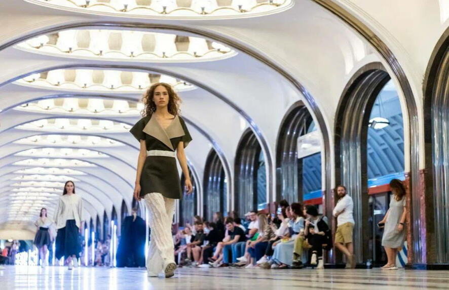 Этой ночью на станции «Маяковская» прошёл модный показ в рамках Московской недели моды