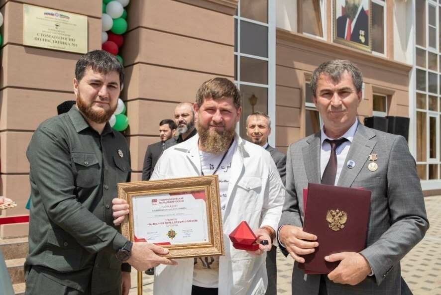 Рамзан Кадыров получил орден «За заслуги перед стоматологией» первой степени
