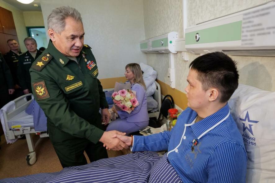 Генерал армии Сергей Шойгу наградил раненых героев СВО