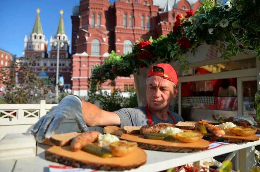 Гуляш в ржаном хлебе и радужная форель: на фестивале «10 лет. Новая Москва» готовят угощения из продуктов, выращенных в ТиНАО