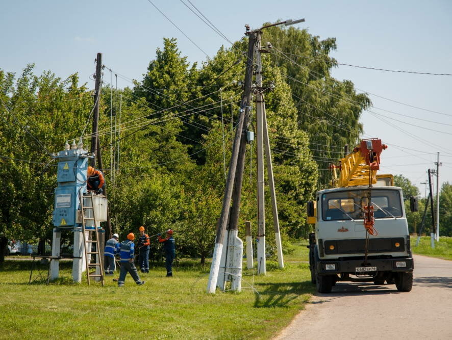 Ремонтные бригады завершают работы по восстановлению электроснабжения в поселках, пострадавших в результате утреннего обстрела со стороны Украины