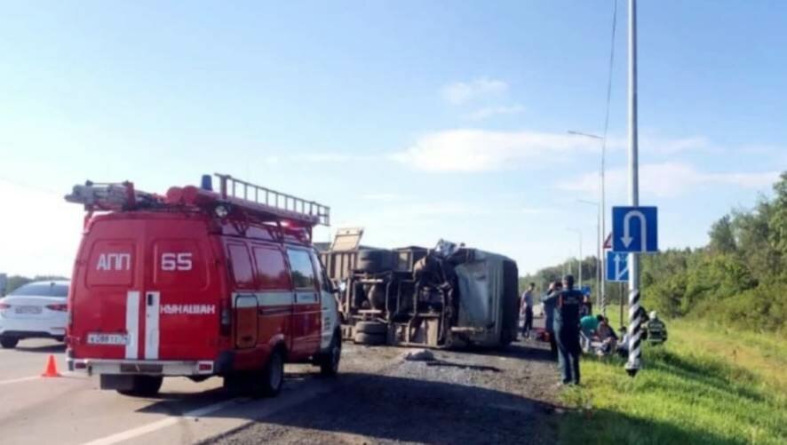 Грузовик протаранил пассажирский автобус в Челябинской области