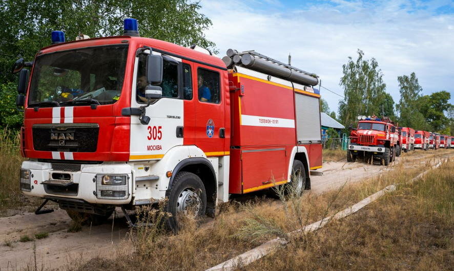 Александр Козлов вручил награды столичным пожарным за помощь в тушении лесных пожаров в центральных регионах России