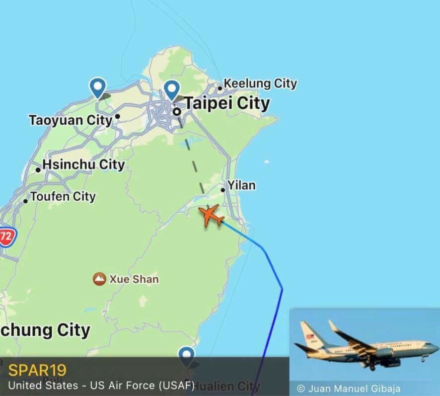 Самолет Пелоси, заходит на посадку в сторону тайваньского Тайбэя