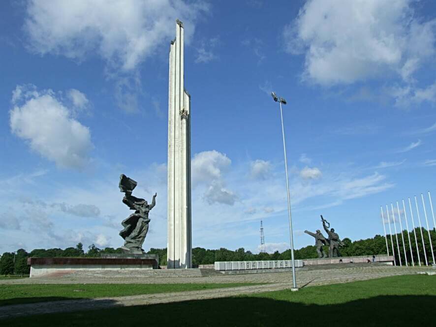 Власти Риги решили уничтожить советский памятник освободителям и открыть на его месте парк
