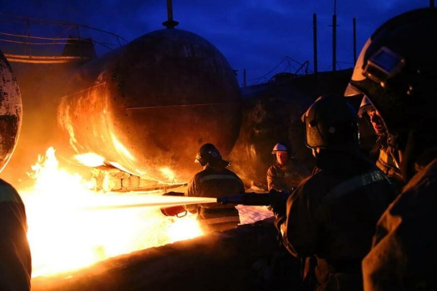 Подразделения МЧС ДНР ликвидировали пожар на макеевской нефтебазе