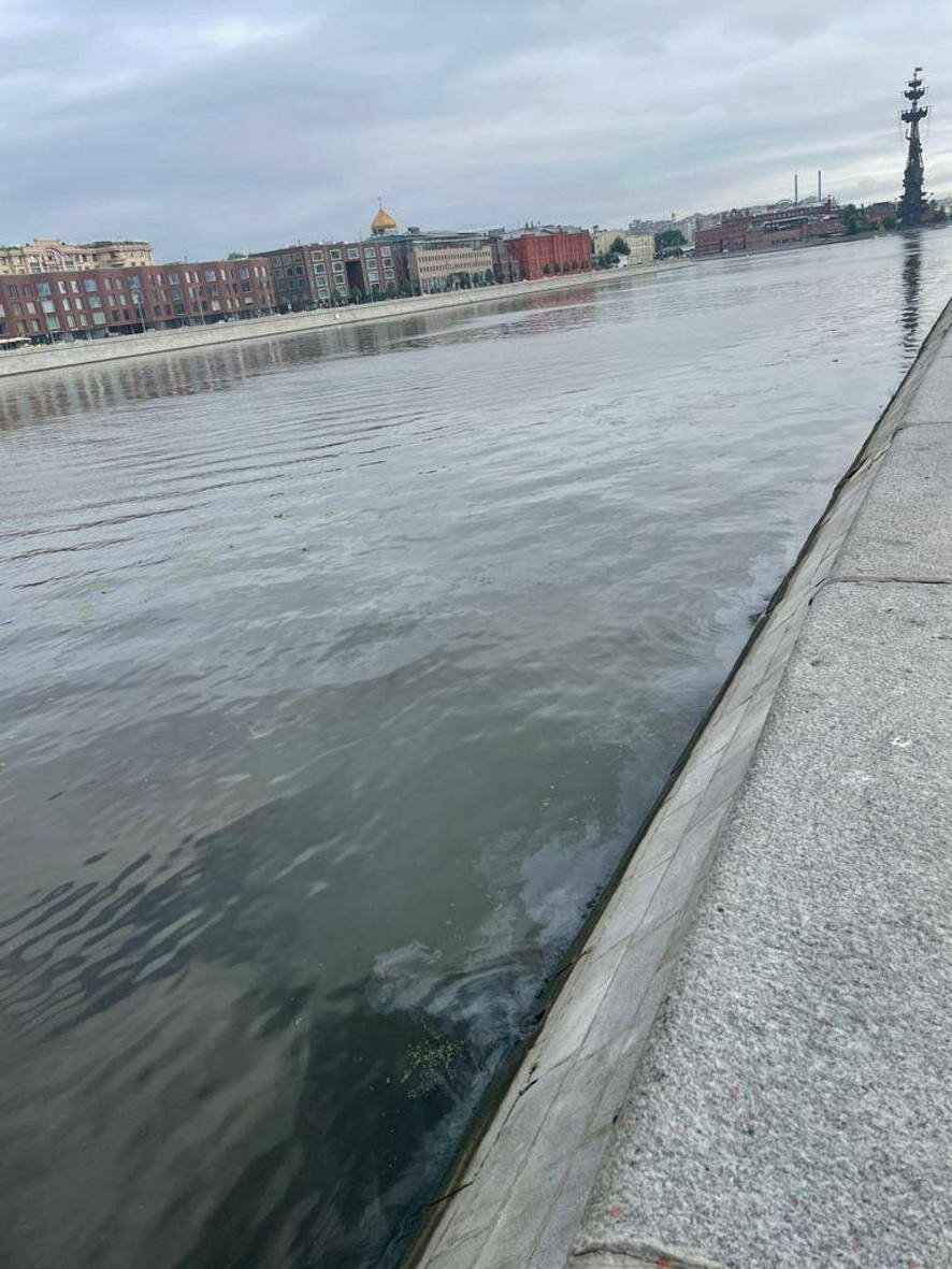 Специалисты ГУП «Мосводосток» ликвидируют загрязнение на поверхности Москвы-реки в районе Крымского моста