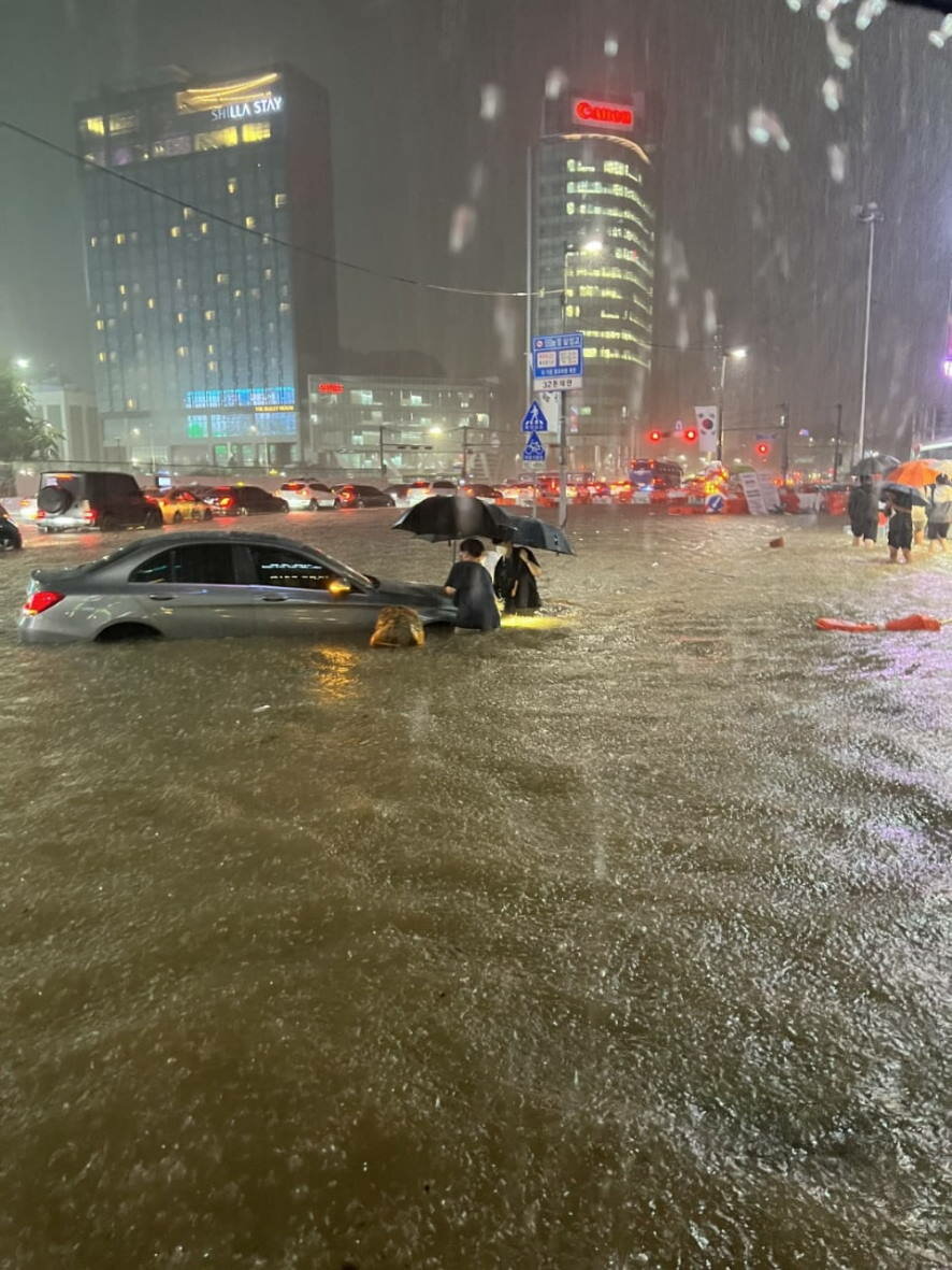 Сильнейший ливень и потоп унесли жизни 8 человек в Сеуле, еще 6 пропали без вести