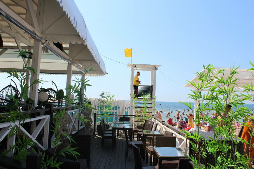 Все отели и пляжи Республики Крым в обычном режиме принимают гостей и жителей полуострова