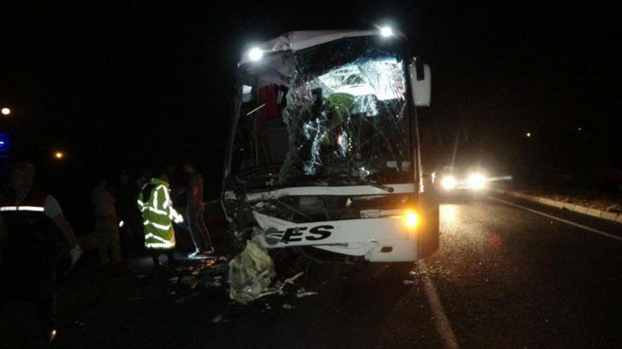Автобус врезался в грузовик на западе Турции