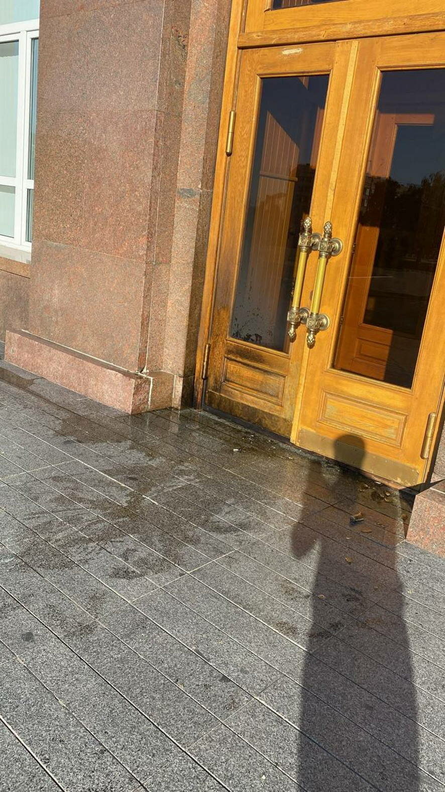Неизвестный бросил в центральный вход здания администрации Орловской области две бутылки с зажигательной смесью