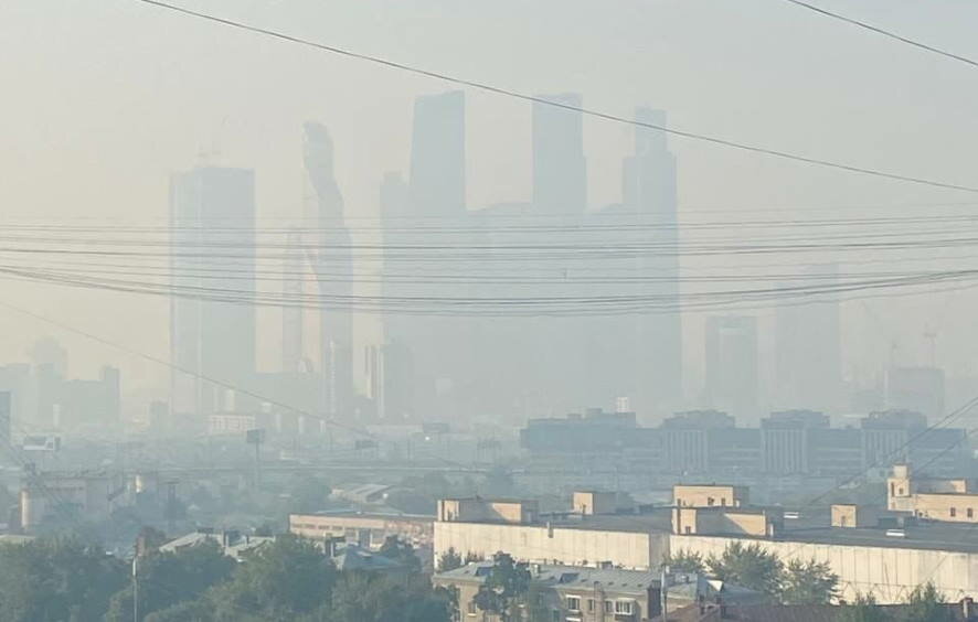 Москву вновь накрыл смог и запах гари, рекомендовано закрыть окна