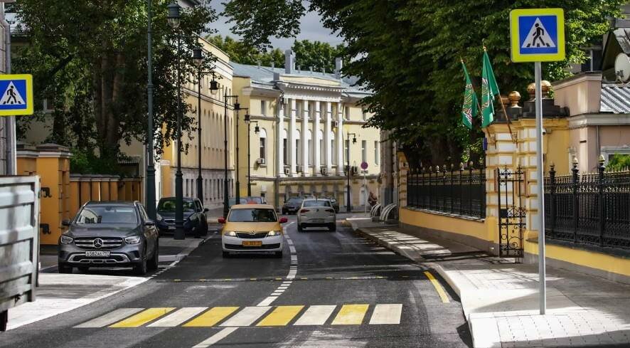 В Москве завершили обновление дорожного полотна в 18 переулках районов Арбат и Хамовники