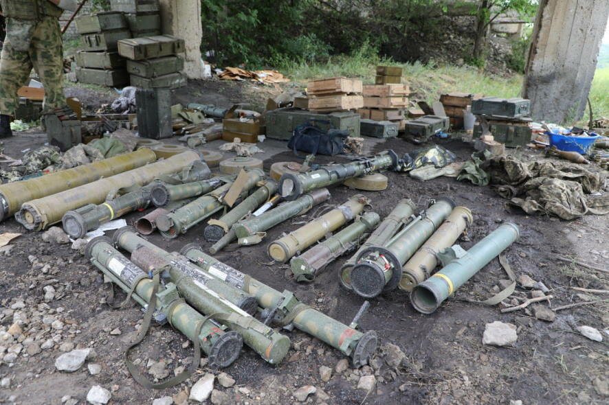 Спецназ Росгвардии обнаружил схрон с оружием ВСУ в Северодонецке