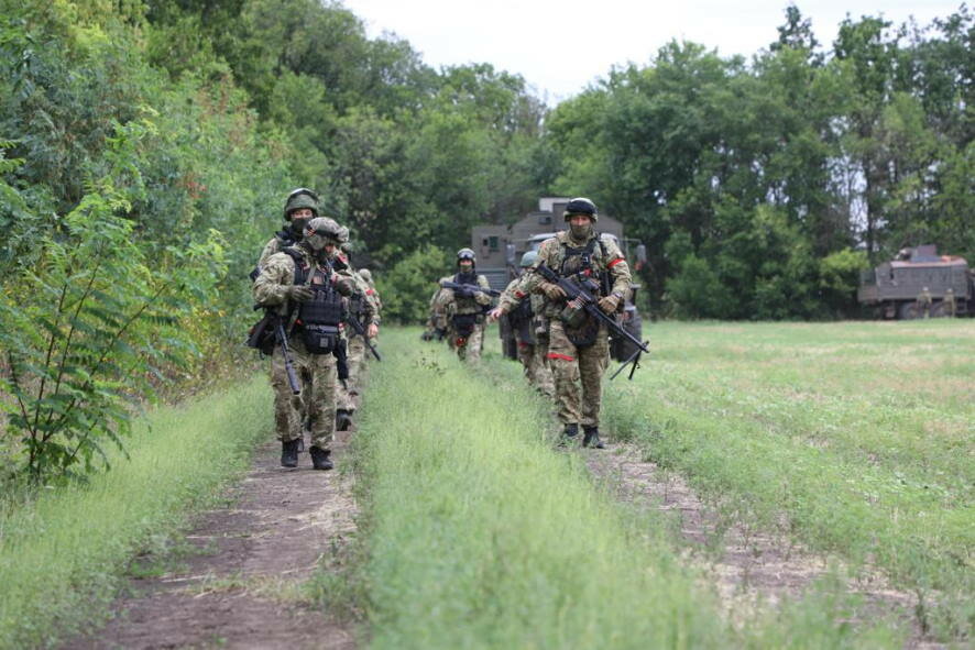 В ДНР при участии спецназа Росгвардии уничтожено около 30 боевиков, техника и склад боеприпасов противника