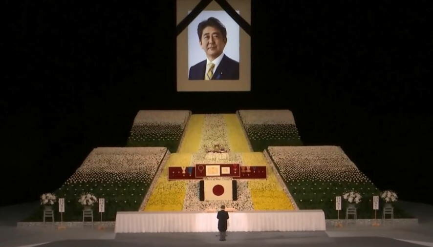 Церемония похорон экс-премьера Японии Синдзо Абэ проходит в Токио