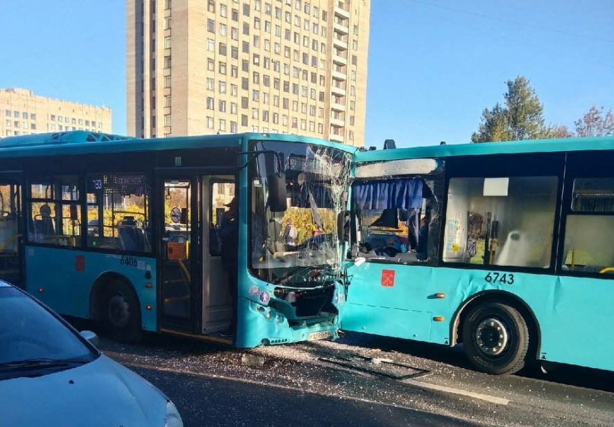 «Лазурные» автобусы столкнулись на Бестужевской. Статистика Комтранса о снижении ДТП по вине водителей не выдерживает критики