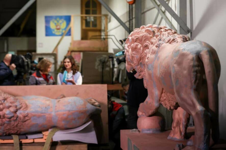 Реставраторы Петербурга начали восстанавливать облик львов с Дворцовой пристани