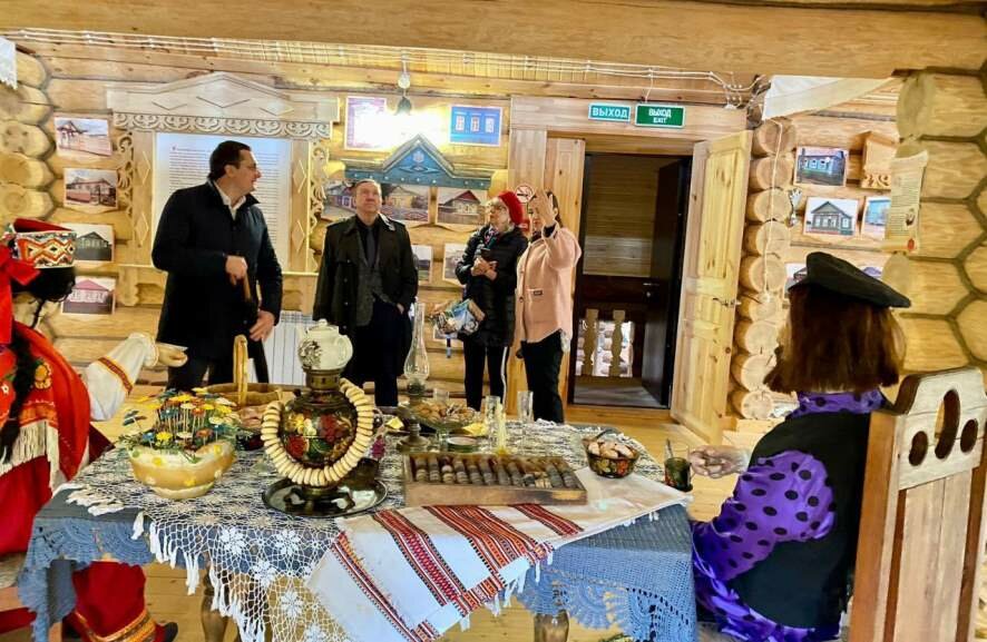Экс-заместитель Генерального секретаря ШОС Владимир Захаров и его супруга Ирина Захарова посетили легендарный Парк Победы