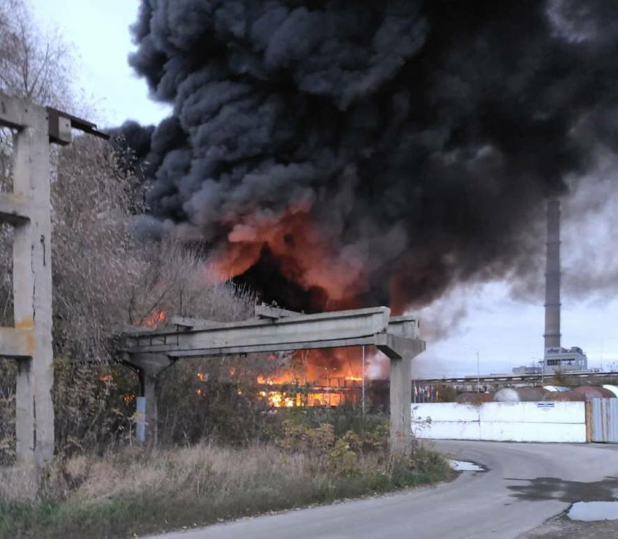 Прямое попадание снаряда привело к сильному пожару на заводе в Щебекино