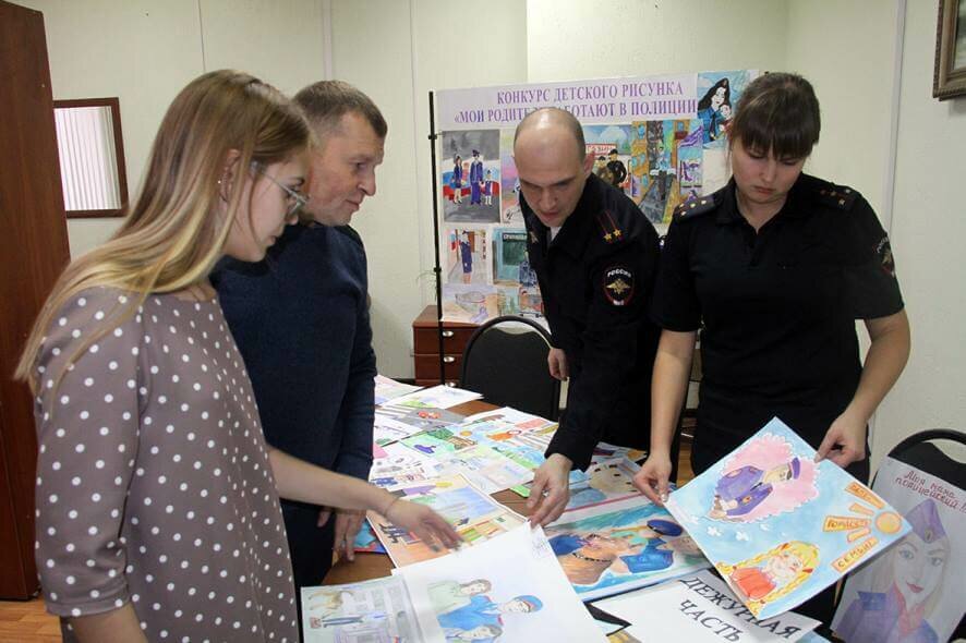 В Саратовской области определили победителей отборочного этапа конкурса детских рисунков «Мои родители работают в полиции»