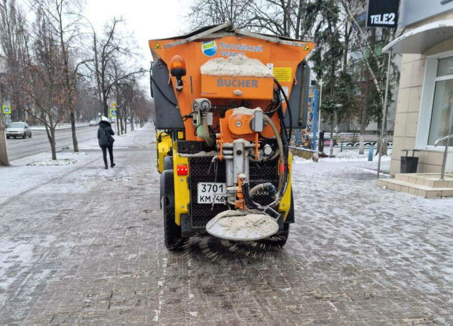 В Курске из-за ледяного дождя тротуары покрылись ледяной коркой