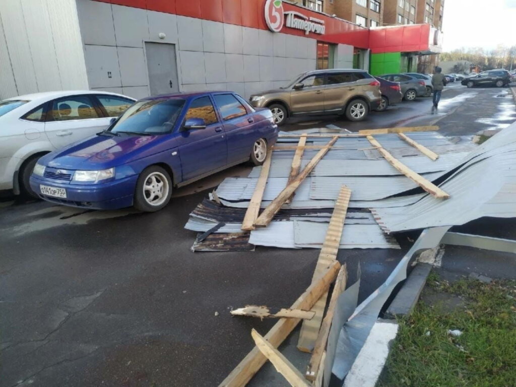 Поврежденные автомобили и выбитые окна: по Москве прошел ураган