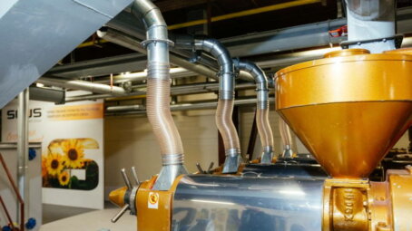 В Саратовской области молодые люди, получившие рабочие специальности слесаря механосборочных работ и оператора станков с ЧПУ, смогут получить единовременную выплату