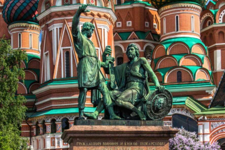 Отреставрированный памятник Кузьме Минину и Дмитрию Пожарскому открыли в Москве в преддверии Дня народного единства