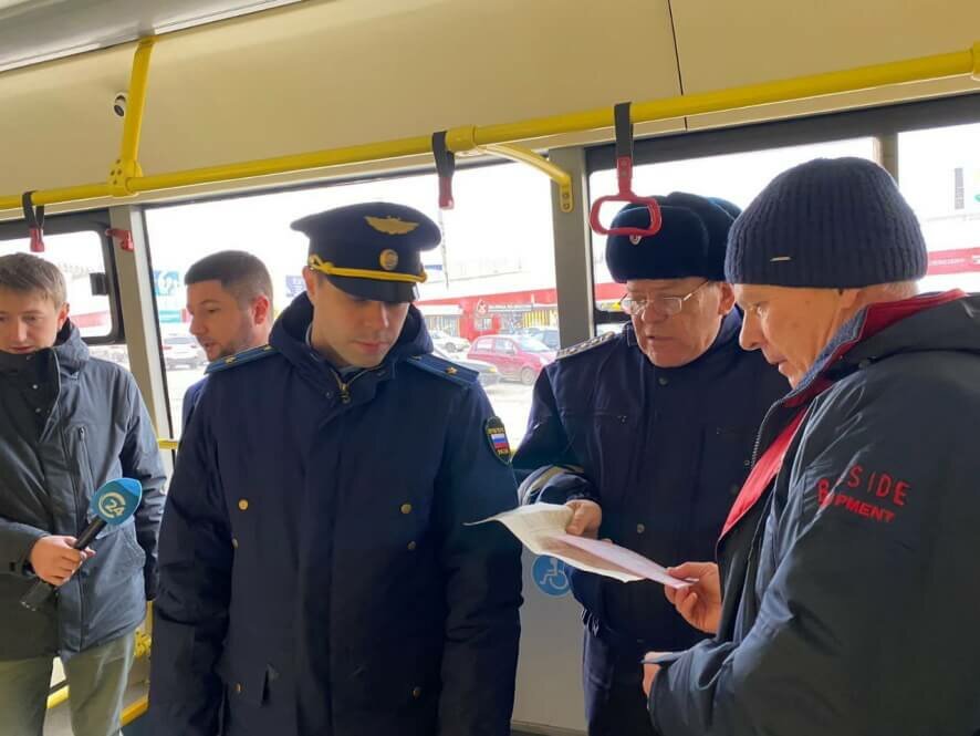 Прокуратурой г. Саратова организована проверка соблюдения законодательства в сфере пассажирских перевозок