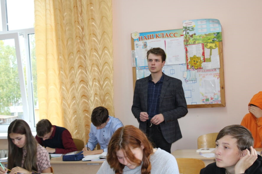 Выпускник ВятГУ Дмитрий Медведев вернулся в родную школу, чтобы преподавать точные науки