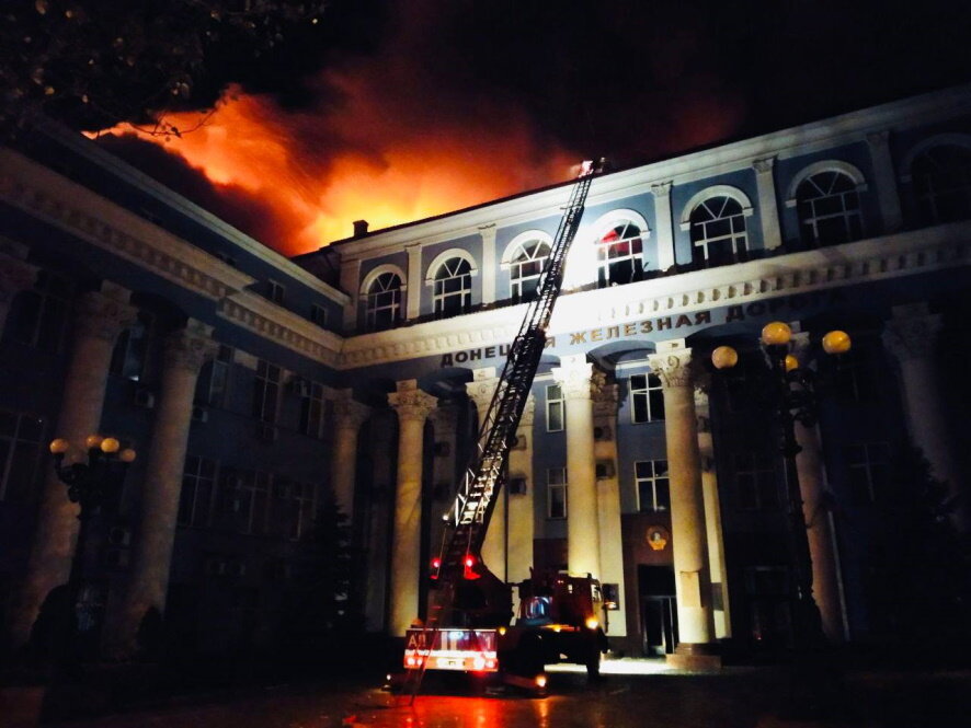 Пожару в здании управления железными дорогами в Донецке присвоен повышенный третий ранг вызова