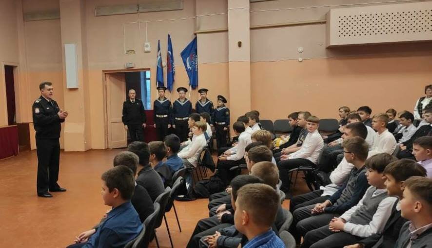Саратовские школьники пообщались с военными моряками
