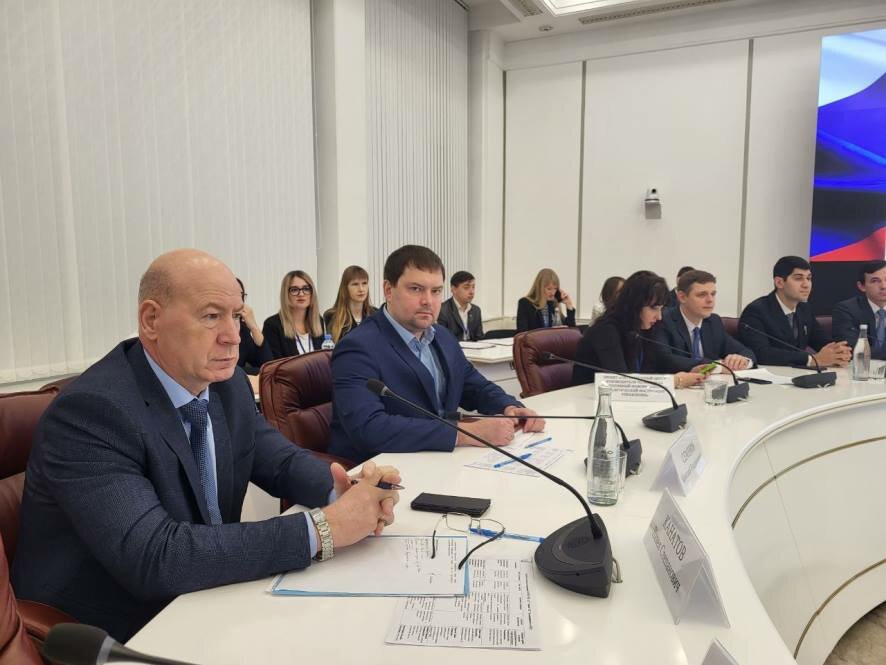 В региональном Правительстве состоялся первый этап защиты выпускных проектов Школы молодых управленцев Саратовской области