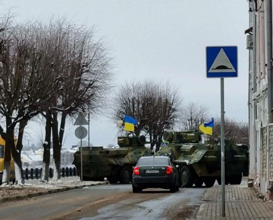 Бронетехника с украинскими флагами была замечена в Твери