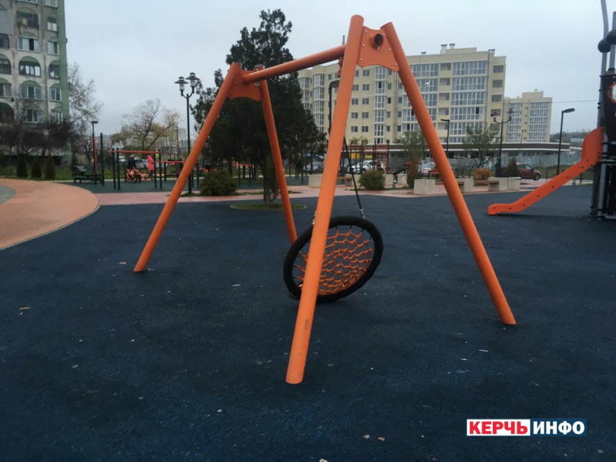 В Керчи ребенок попал в реанимацию после падения с качели в парке