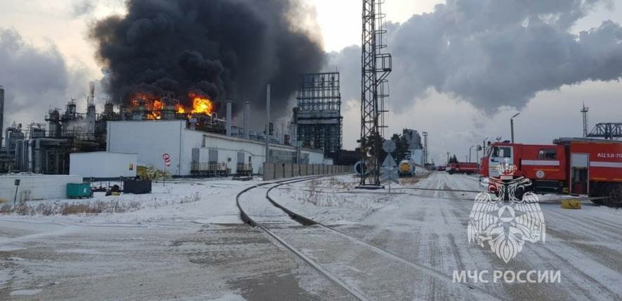 Сильный пожар вспыхнул утром на территории Ангарской нефтехимической компании